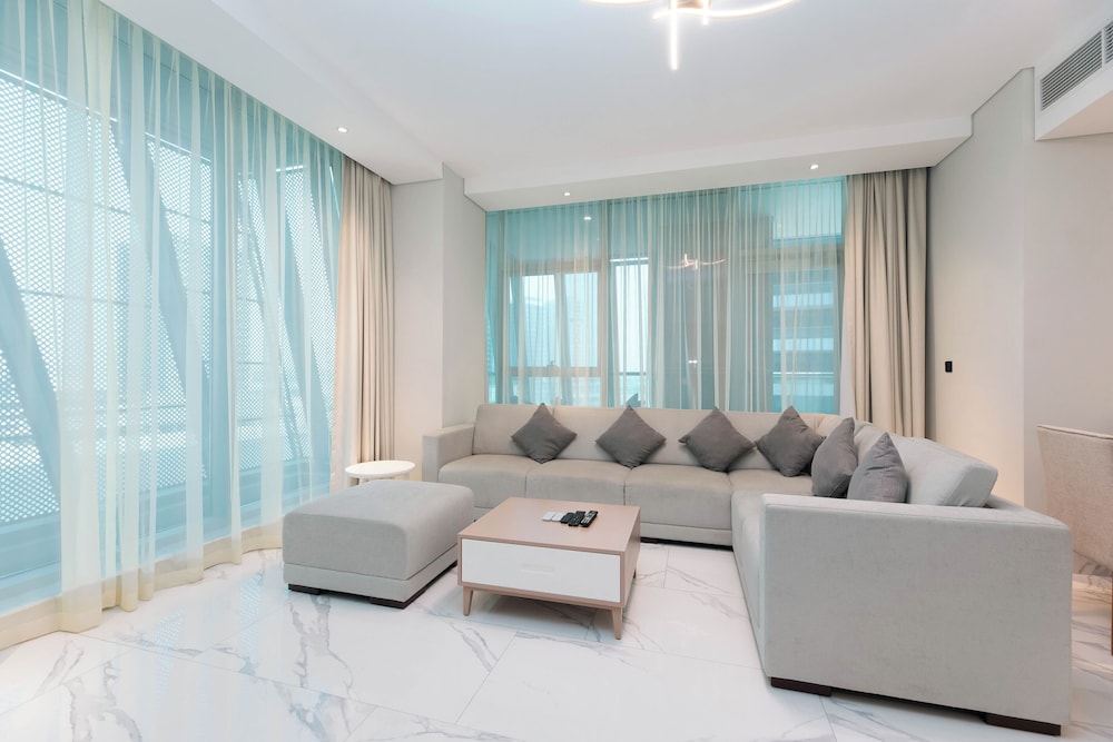 SIMPLY COMFORT Urban Chic Suites in J One Tower City & Canal Views