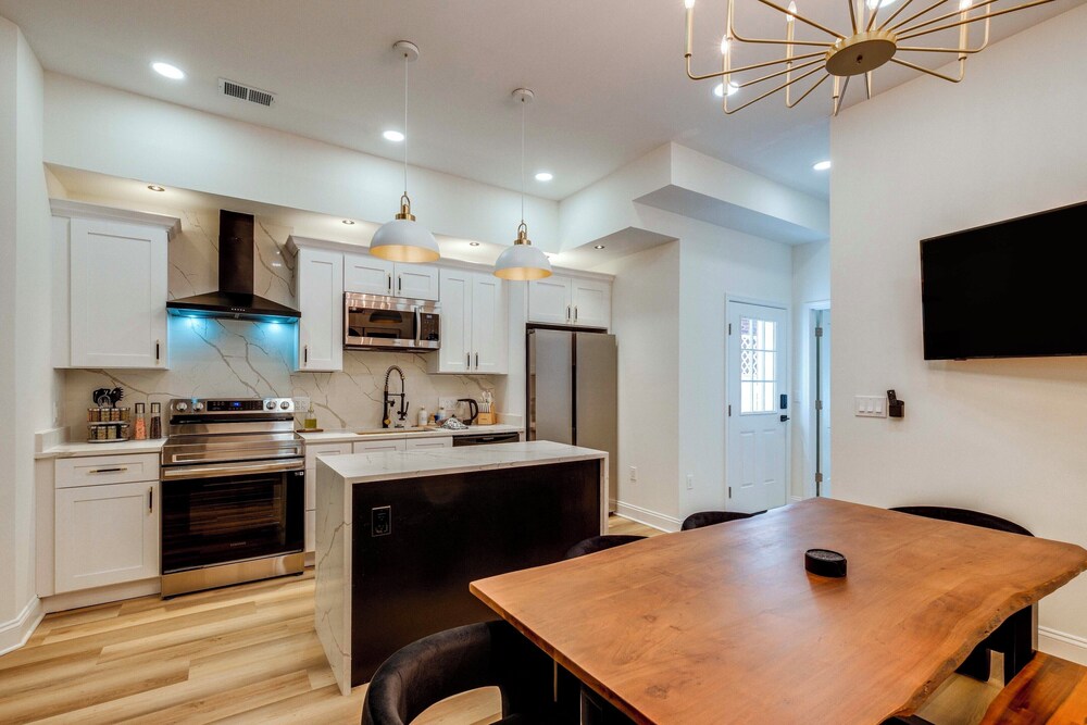 1 Mi to Dtwn: Hot Tub Haven in Richmond!