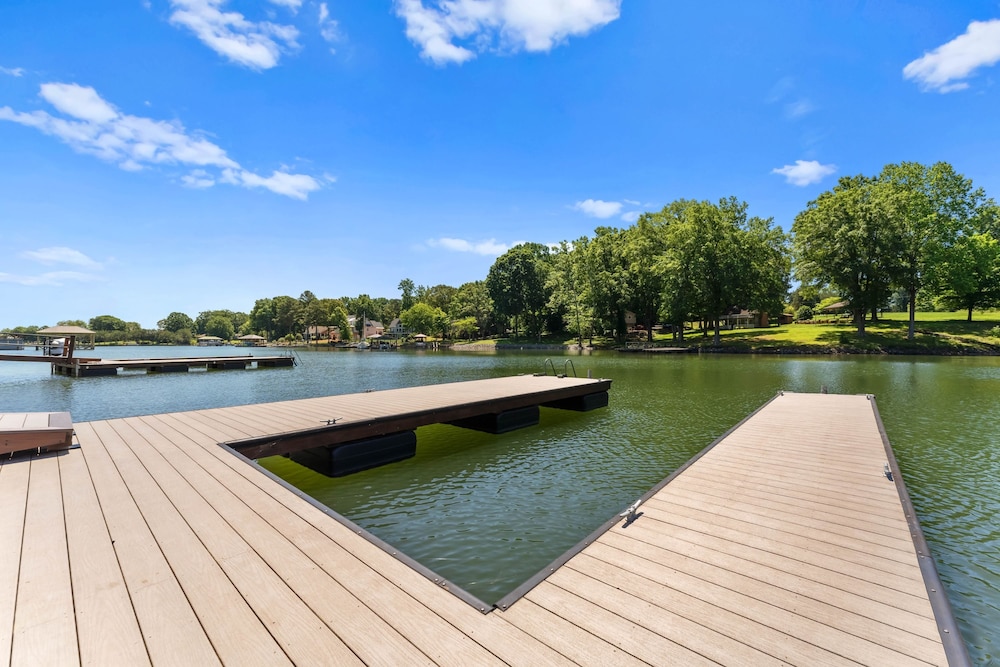 Blue Heron by Avantstay Lakefront Dock Pool Theater Sleeps 22