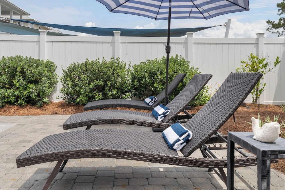 Pool, Patio & Outdoor Dining + Walk to Shore, Pier Park Sanctuary on Sands