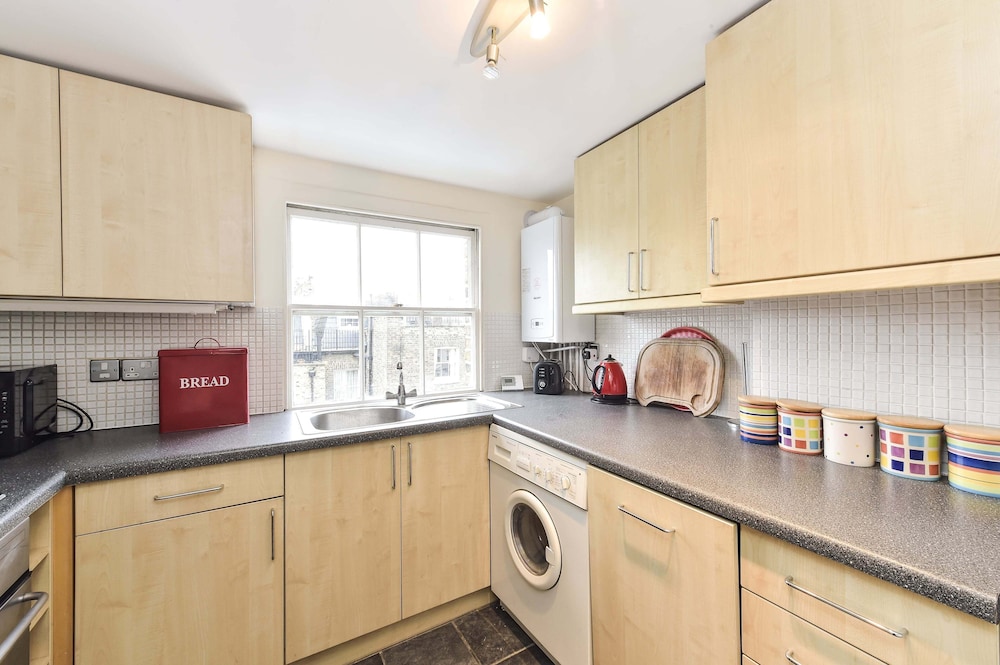 Smart 2 bedroom flat near Pimlico Tube
