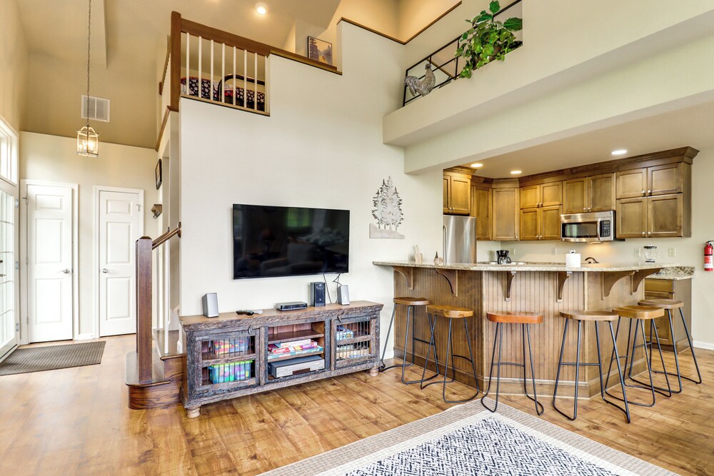 Beach Access & Hot Tub: Retreat in Lake Harmony!