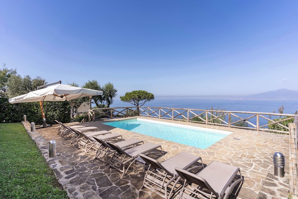 Giulia 3 Villa Apartment Shared Pool Sea Views