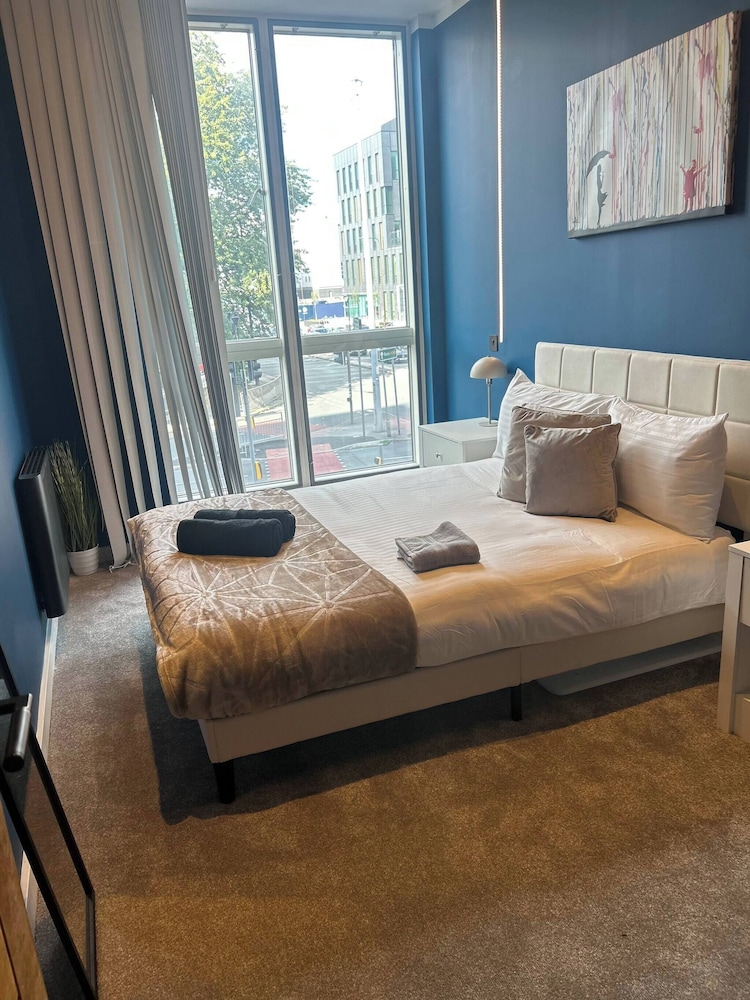 Modern City Blue Apartment Next To The AO Arena Free Parking