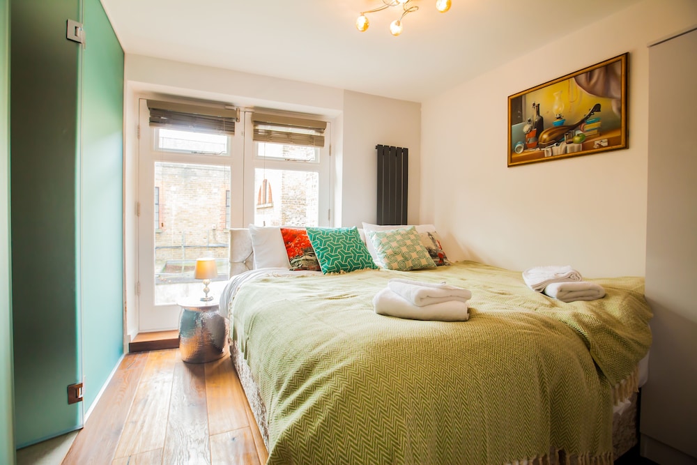 Modern Central Richmond Luxury Residence view 5