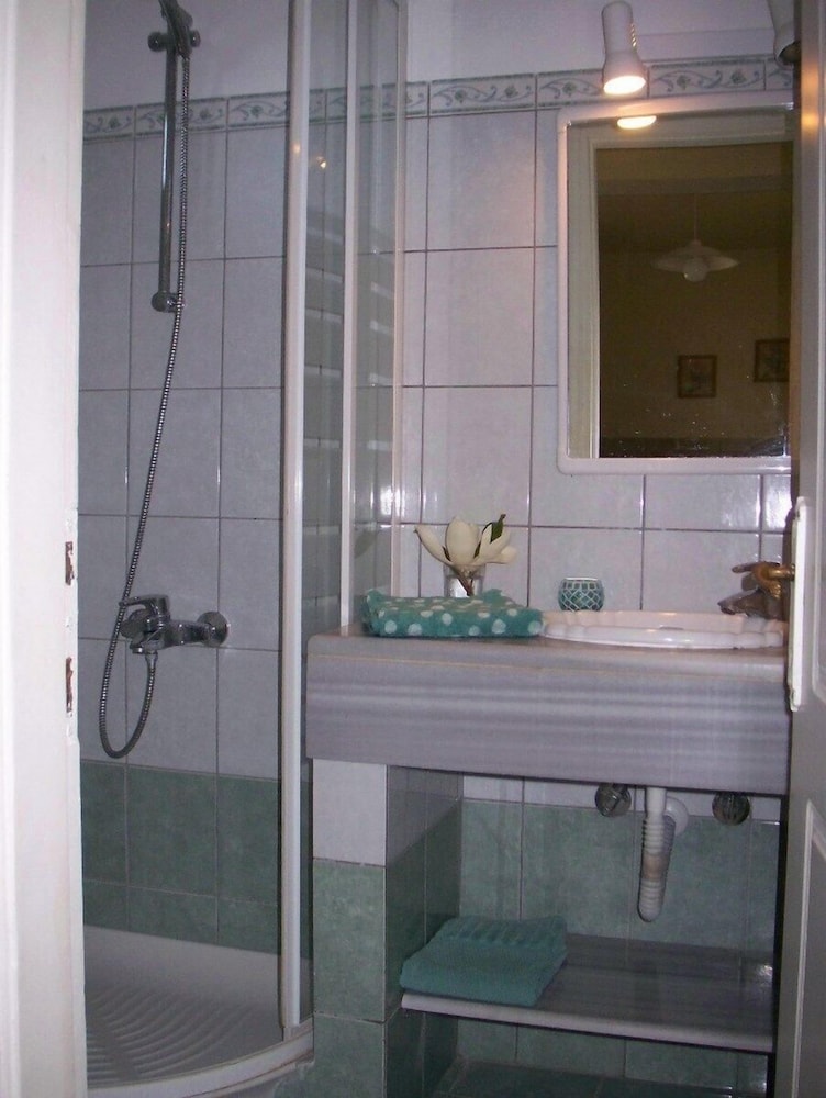 The Mayflower Studios & Apartments photo 3