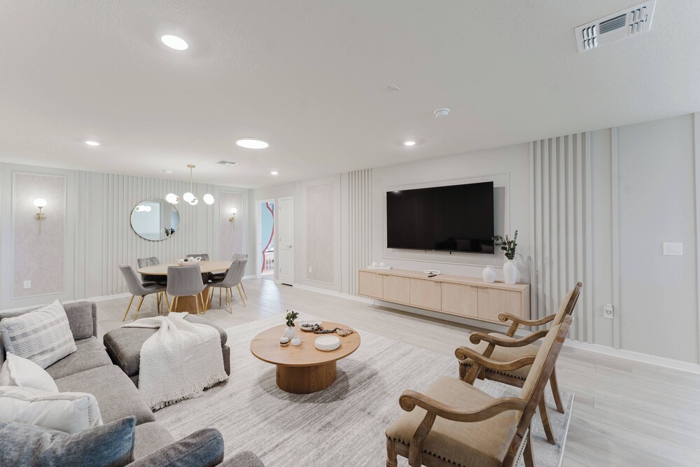 Stunning 8BR Pool Gameroom Minutes to Disney