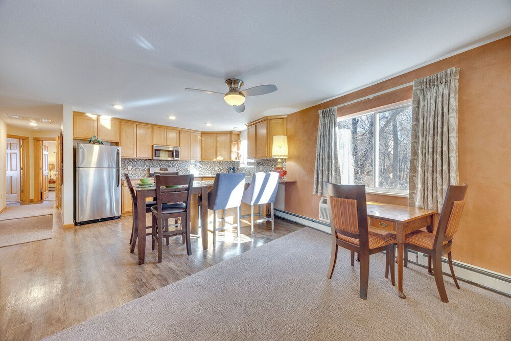 1/2 Mi to Attractions: Apartment w/ Deck
