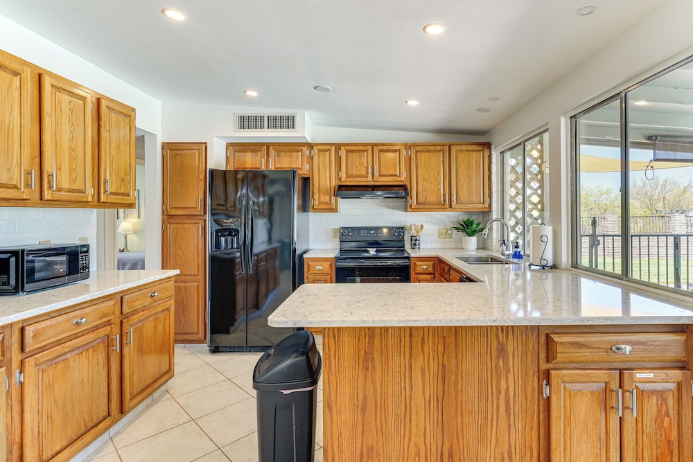 Near Catalina Hiking Trails: Mtn-view Home w/ Pool