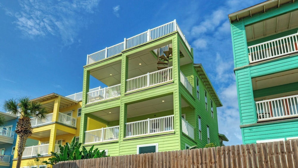 Walk to the Beach Ocean Views, Balcony Dining & Open Living Beachview 54 by Avantstay
