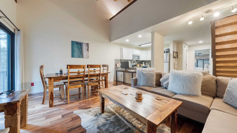 Crystal Pines Cozy Lake Tahoe Escape With Fully Equipped Kitchen and Balcony Views