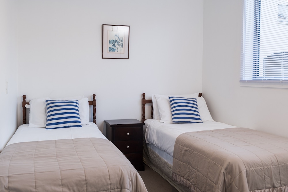 La Voyageur Apartments view 3