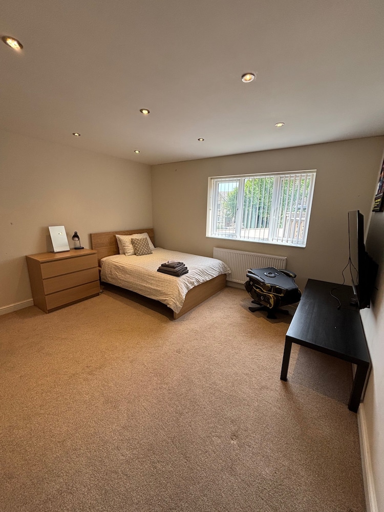 12 Guests - Hot Tub - Free Parking in Huddersfield