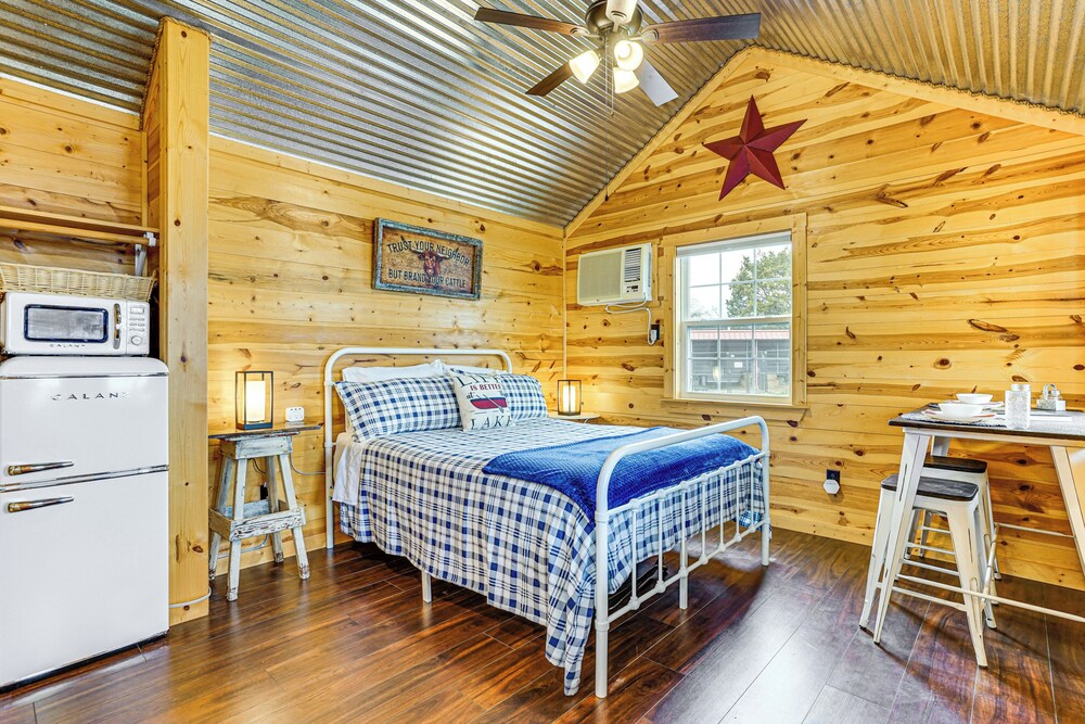 Rural Retreat w/ Water View! 9 Mi to Dtwn Granbury