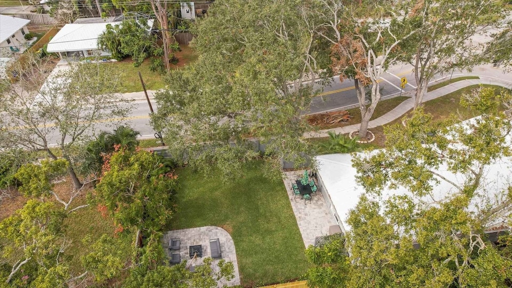 Downtown Sarasota Private Vacation Home - Minutes To Beaches, Beautiful Backyard, And Pet-friendly! 3 Bedroom Home