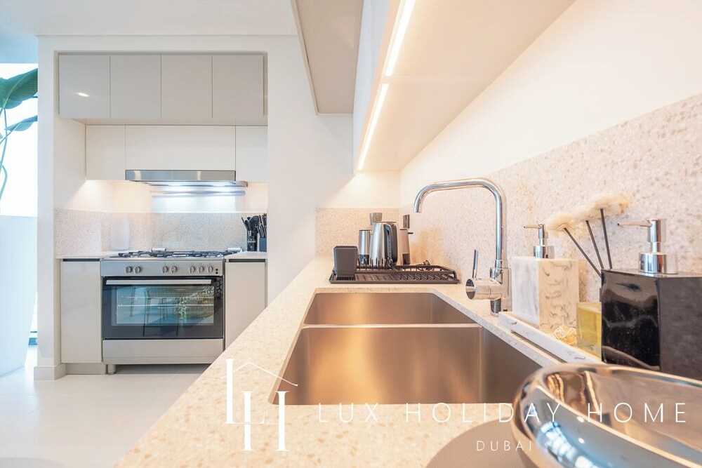 LUX The Marina Vista Beachfront Suite 3