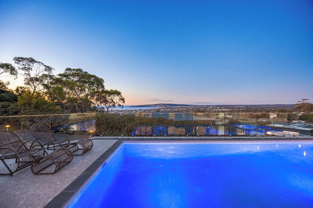 Baymere Pool Spa City Views