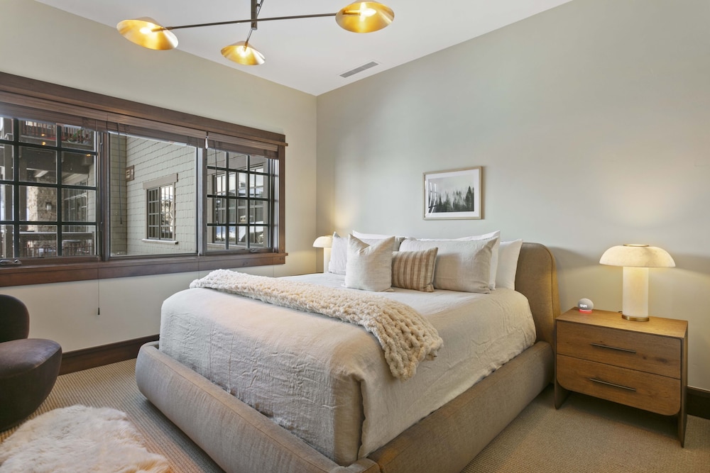 306 - Two Bedroom Arrowleaf 2 Condo
