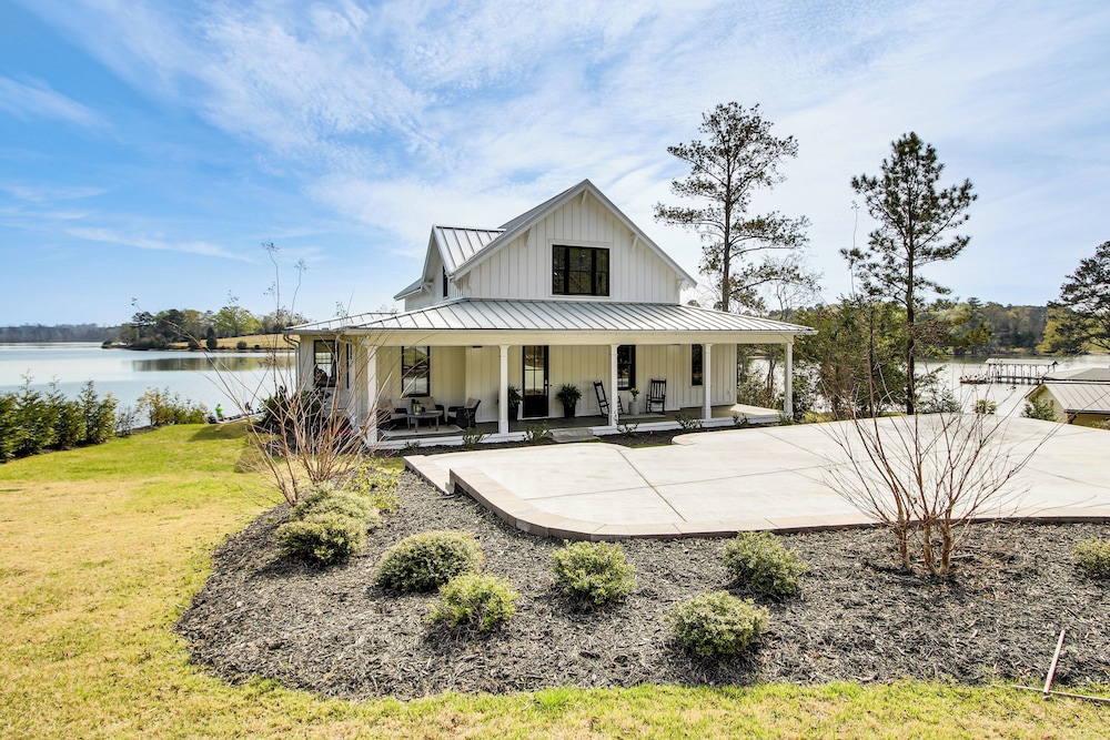 Luxe Lake Greenwood Retreat: Dock & Deck!