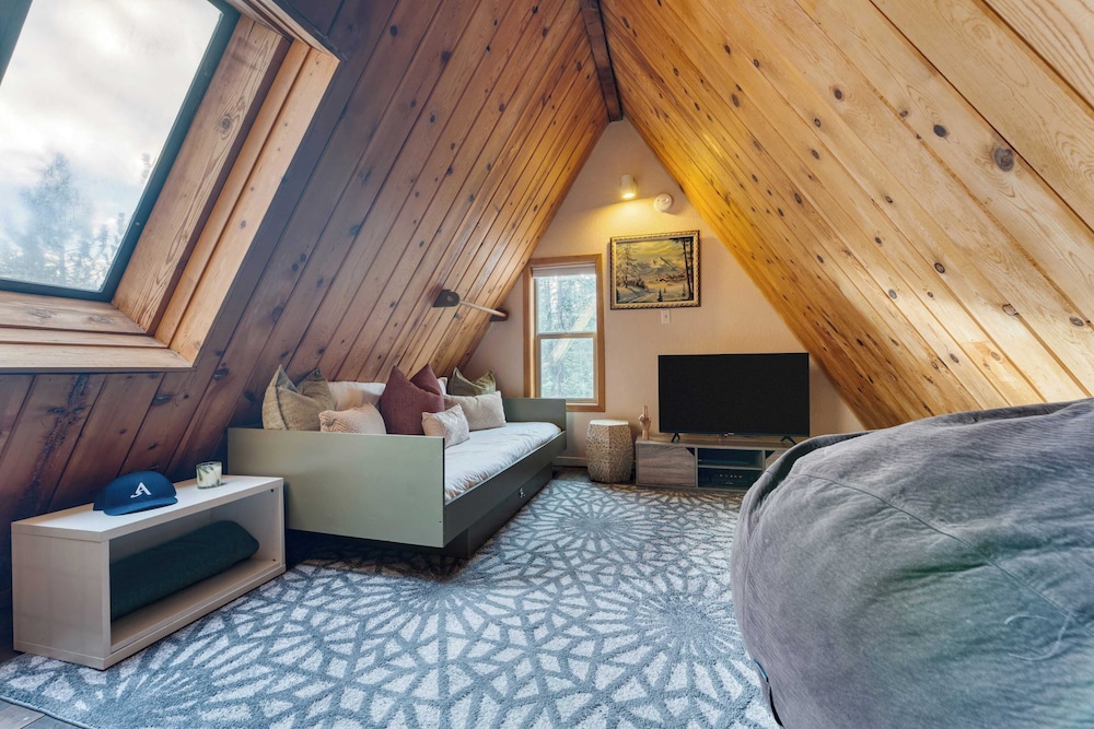 Jeffrey Pines Lofted Cabin, Minutes to Lake A-frame-inspired Design, Deck