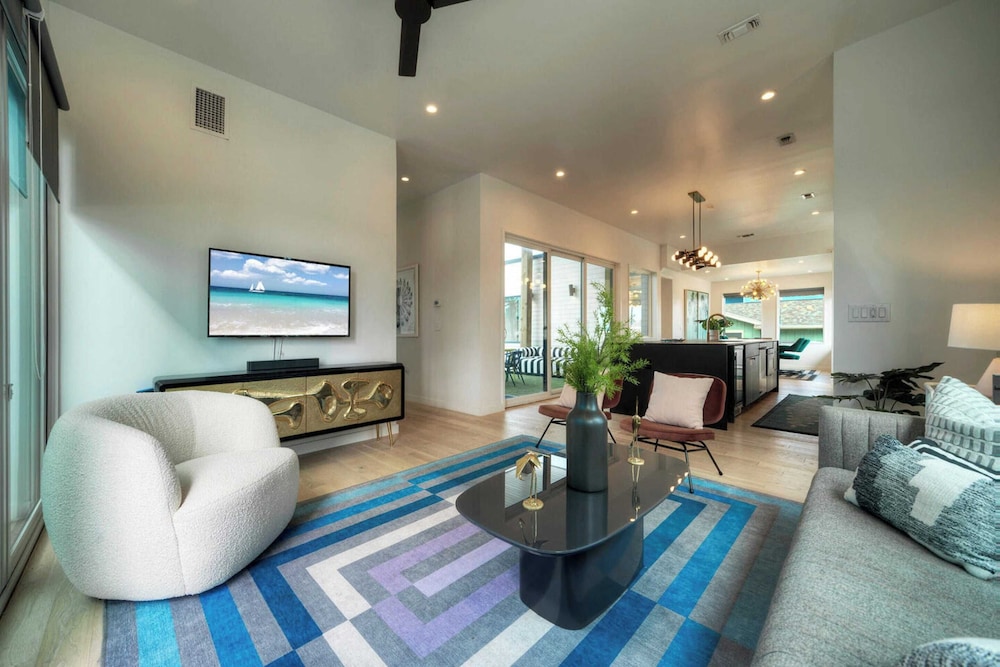 Sleeps 20 2 Modern Homes w/ Private Pool, Deck+patio 3-min Walk to the Beach