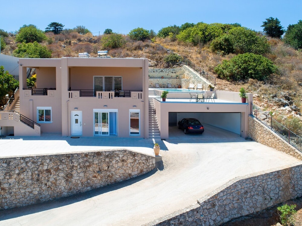 Iconic Villa With Private Pool and sea View