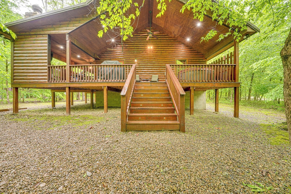 Private Hot Tub & Deck: Woodsy Broken Bow Retreat