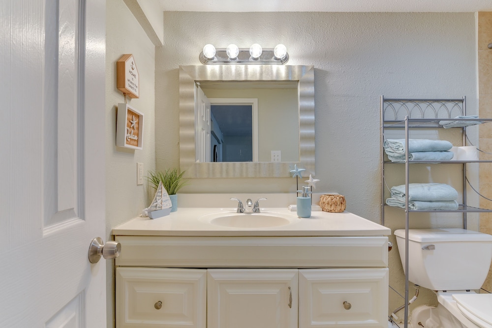 Walk to Beach: Cozy Unit in Galveston!