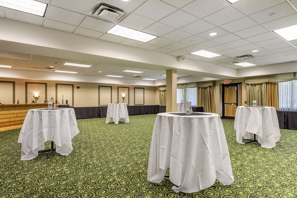 Three Bears Waterpark Resort Near Tomah, Ascend Collection Hotel