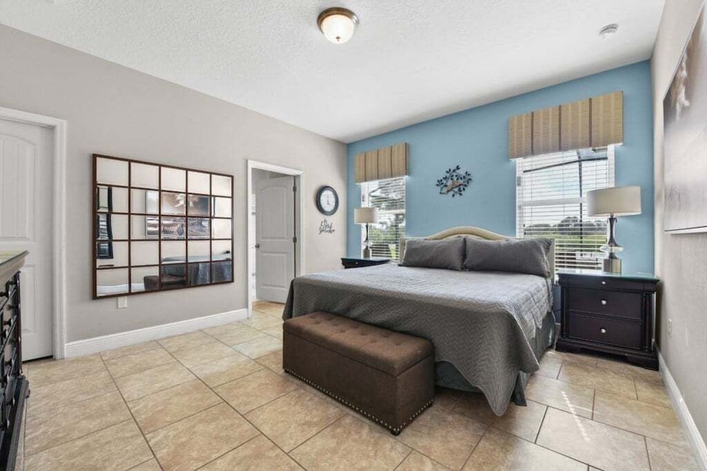 Spacious 5-Bedroom Resort Pool Home with Lake View 5 Villa