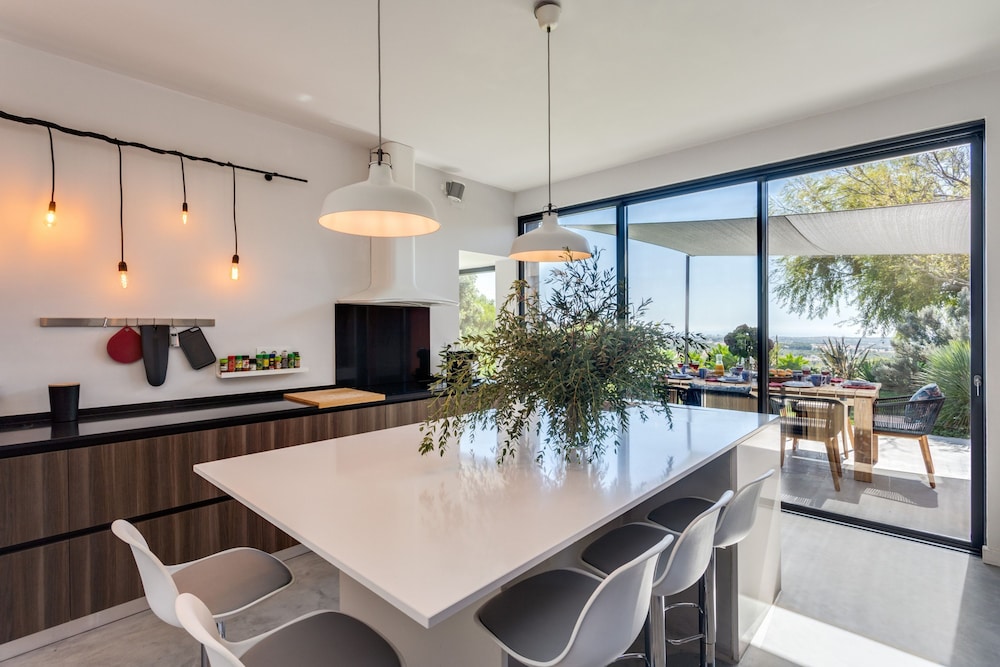 Garden Seaside Villa by Cadenzalux