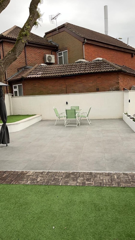 House - Sleeps 16, Parking, Pets Allowed & Jacuzzi