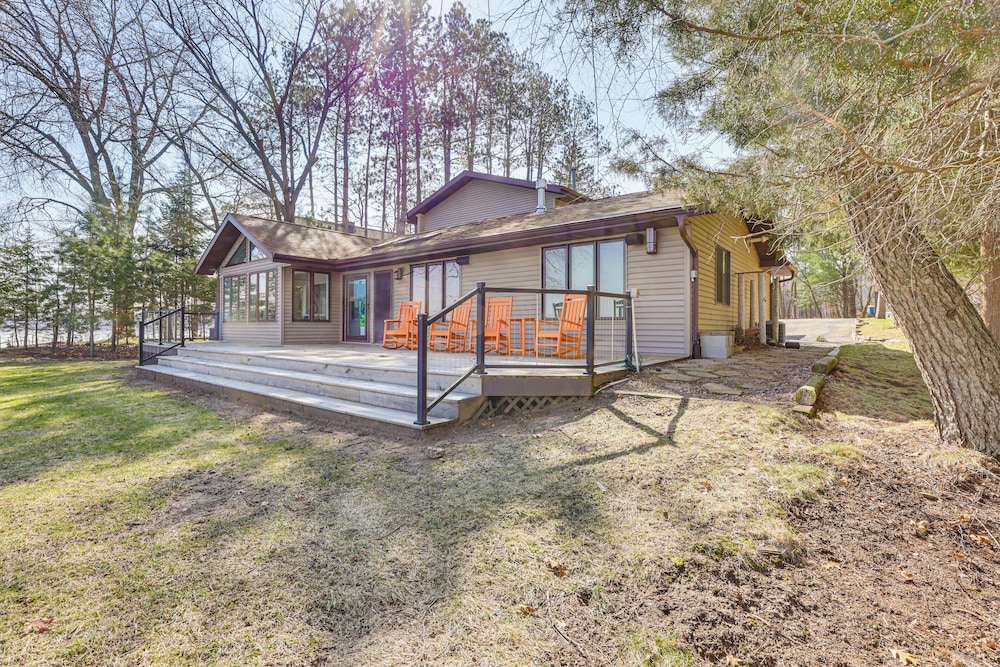 Lake Wisconsin Retreat w/ Dock: Great for Groups!