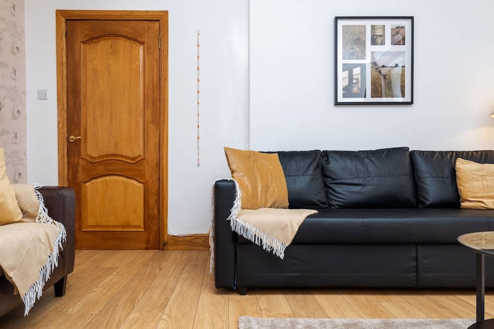 2bed Upper Cottage Flat-on Street Parking