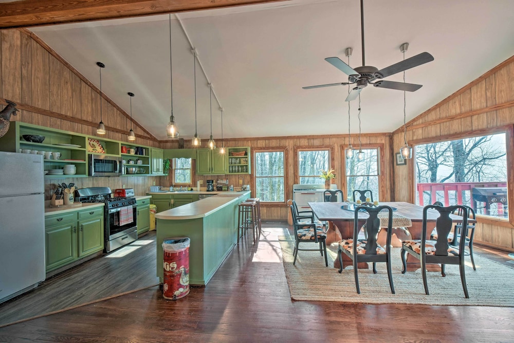 Rustic Ranger Cabin w/ Amazing Mountain Views view 2
