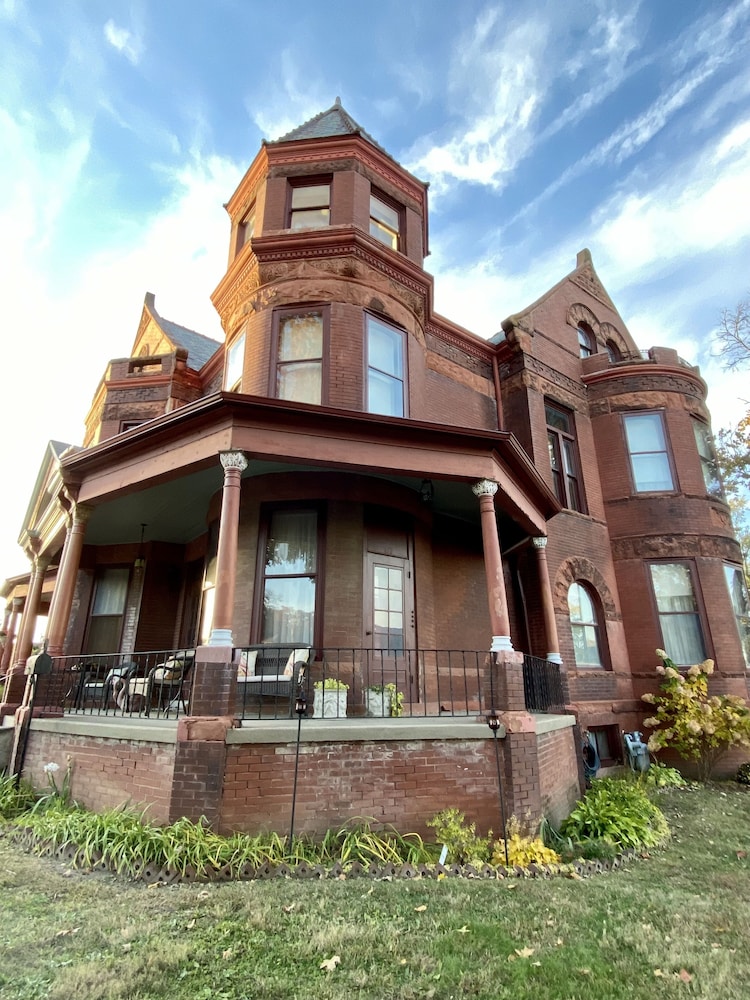 Vineyard Mansion & Carriage House Bed & Breakfast