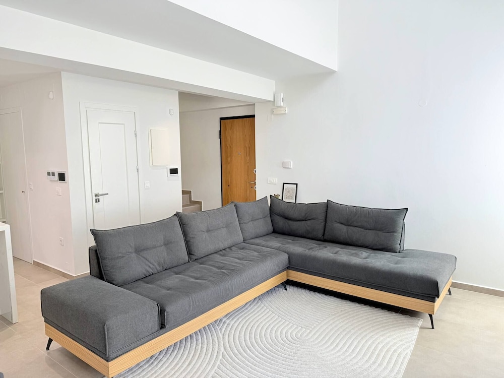 Azure Loft - 3min Walk to Beach, 10min to Old Town