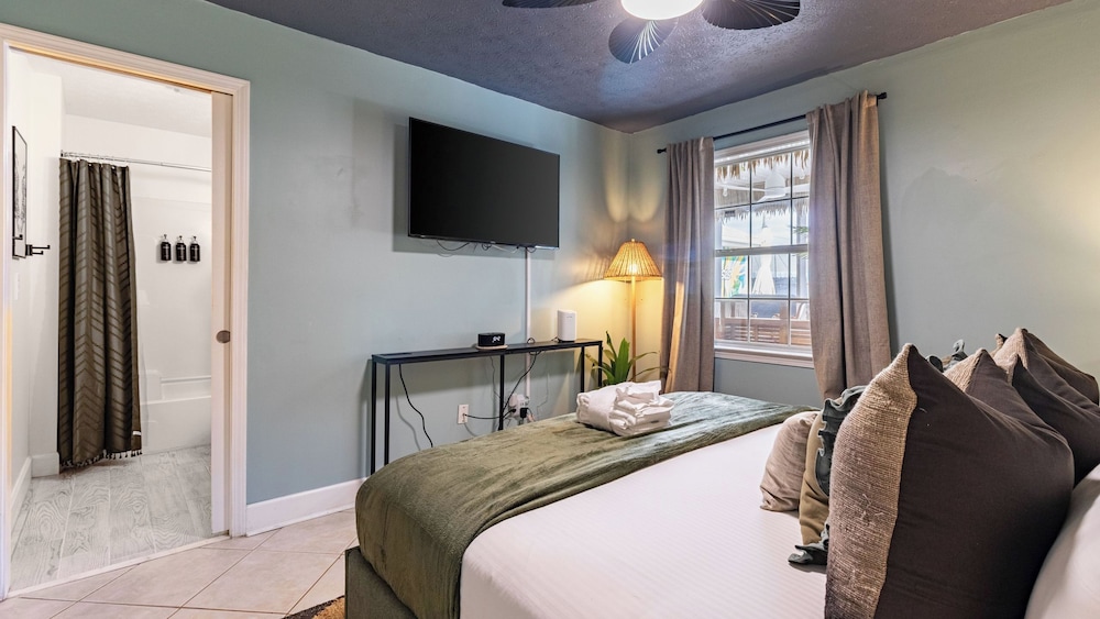 PCB Stay w/ Heated Pool, Hot Tub, Bars, Game Room & Quick Walk to Beach The Jade Oasis by Avantstay