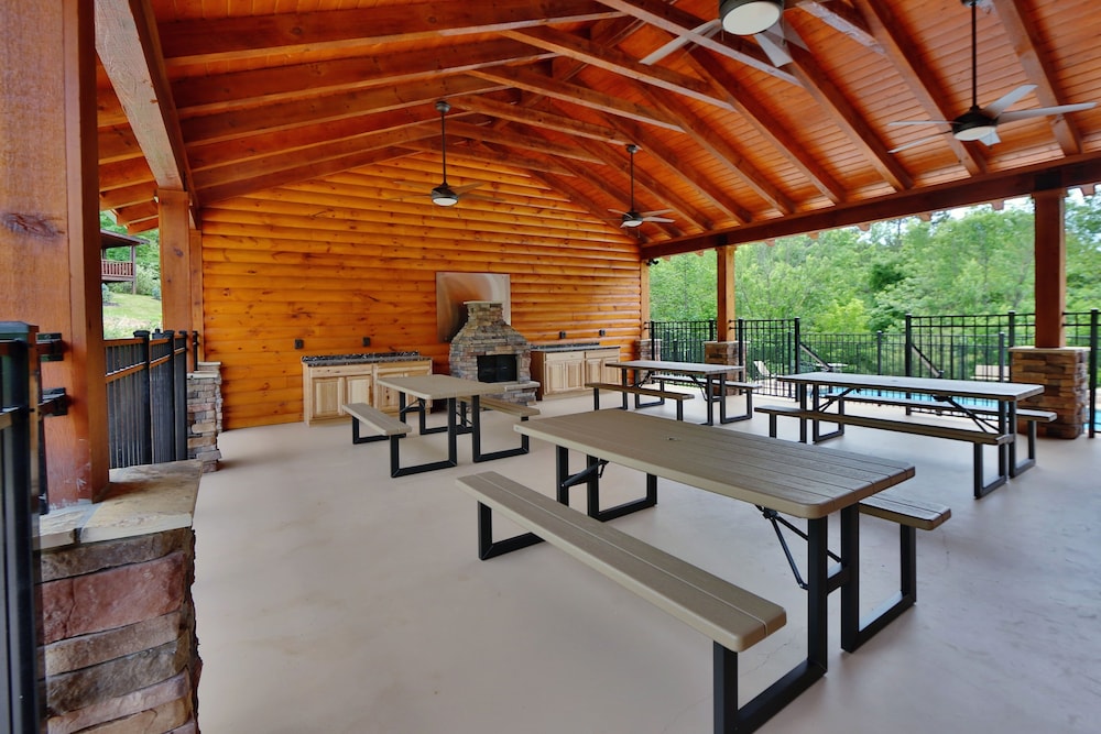 Smoky Cascades 1 Br cabin by RedAwning
