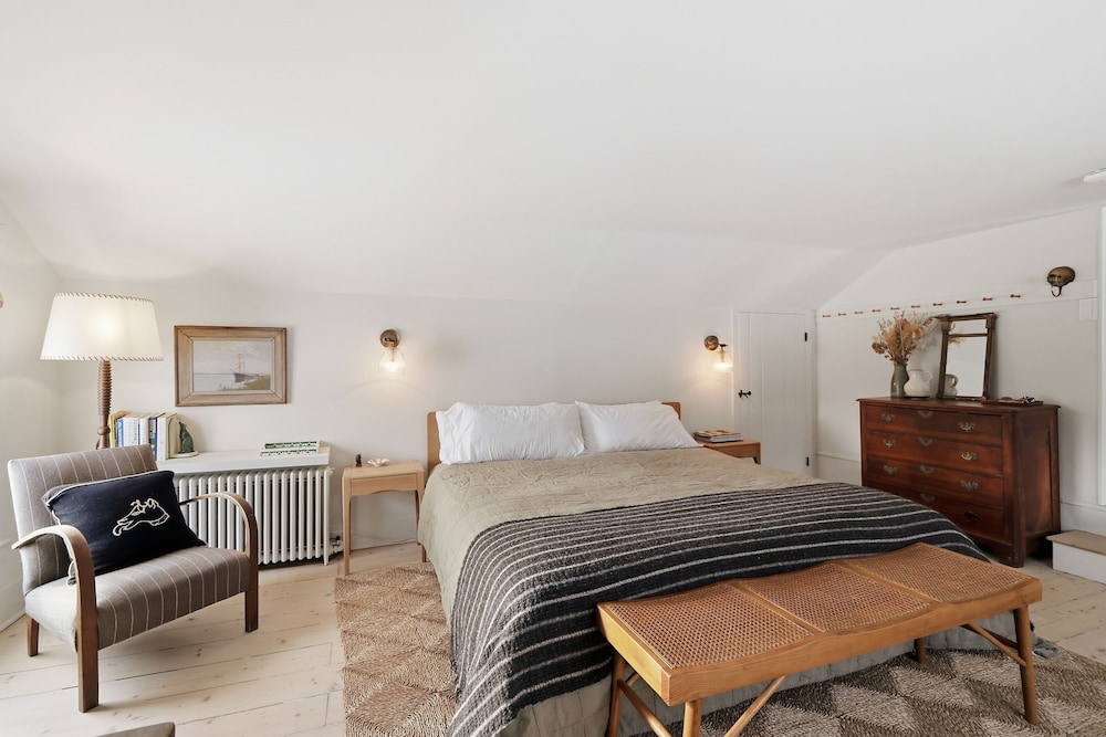Gorgeous Hudson Valley Farmhouse On 14 Acres 3 Bedroom Home