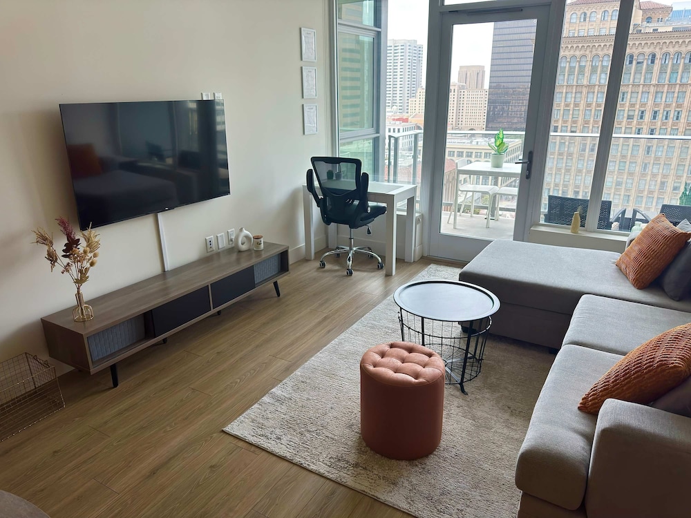 NEW Upscale Downtown San Diego Stay Queen Bed Pool Sauna