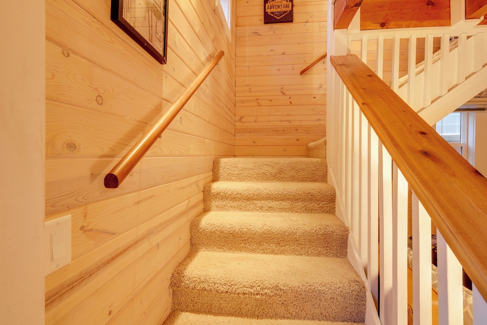 Ski, Hike, Relax By Water: Rustic Mccall Tiny Home