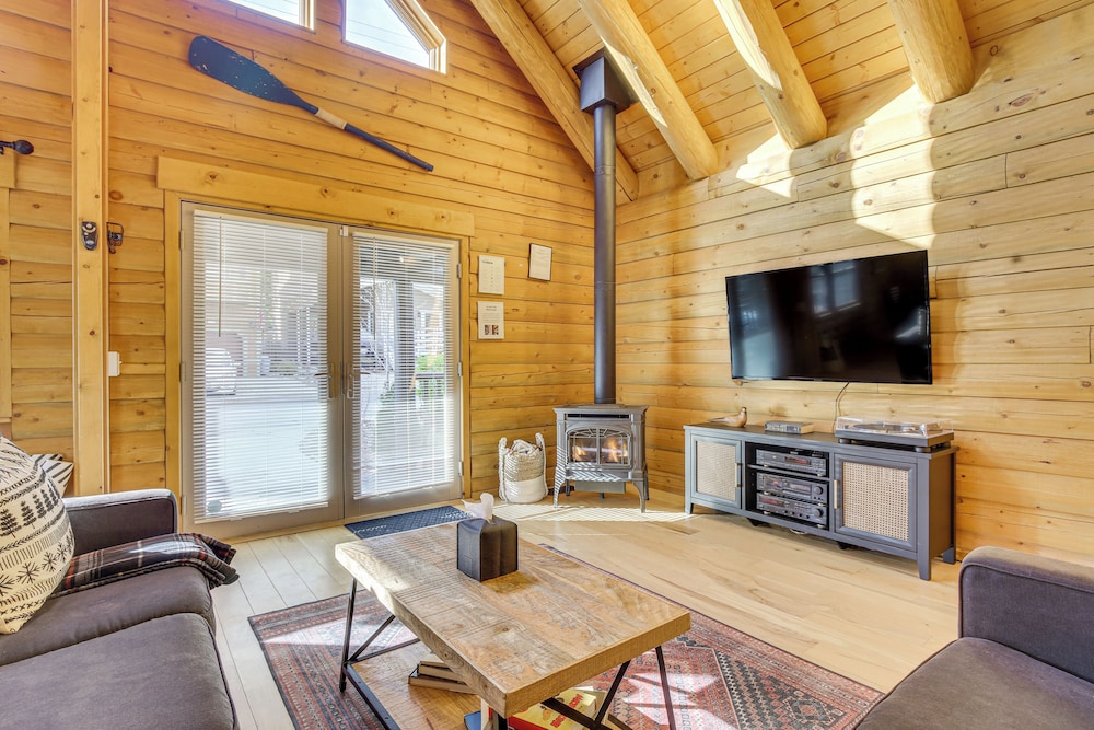 2 Mi to Lake Arrowhead Village: Pet-friendly Cabin