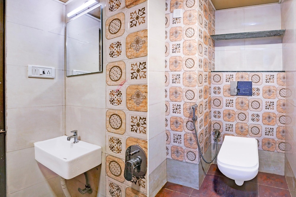 Cozy Deluxe Room Near Juhu Beach Mumbai