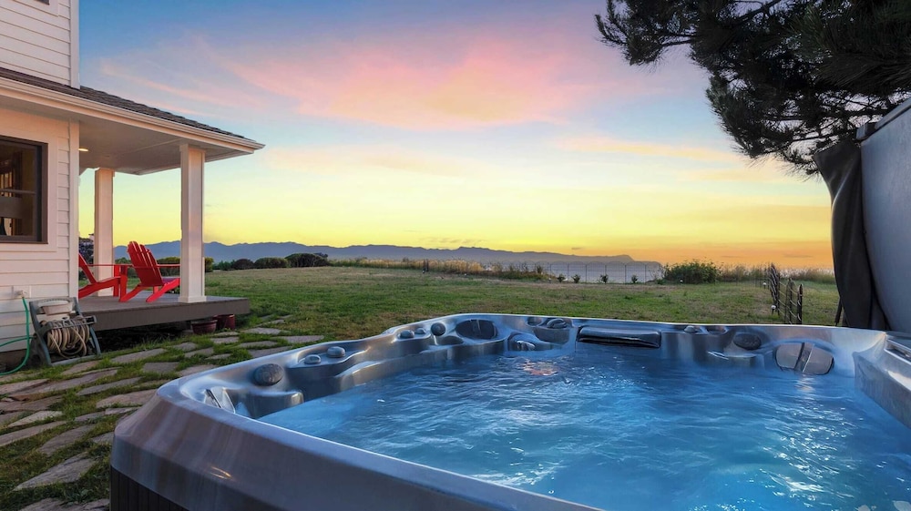 Seacliff Haven Waterfront Luxury, Stunning Views, Hot Tub & Game Room