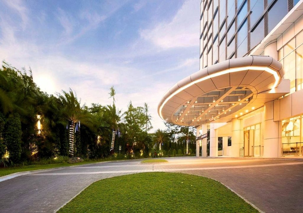 Two-bedroom Executive Serviced Apartment Oakwood Suites La Maison