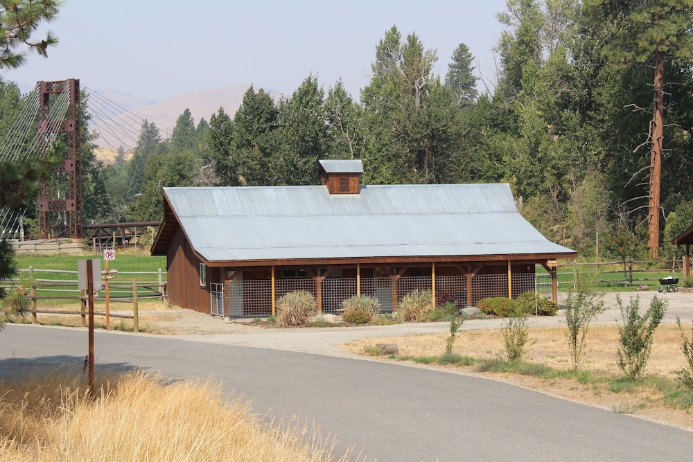 Methow River Lodge & Cabins