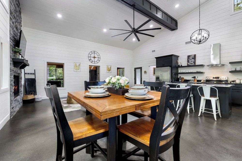 Whispering Retreat Sleeps 4