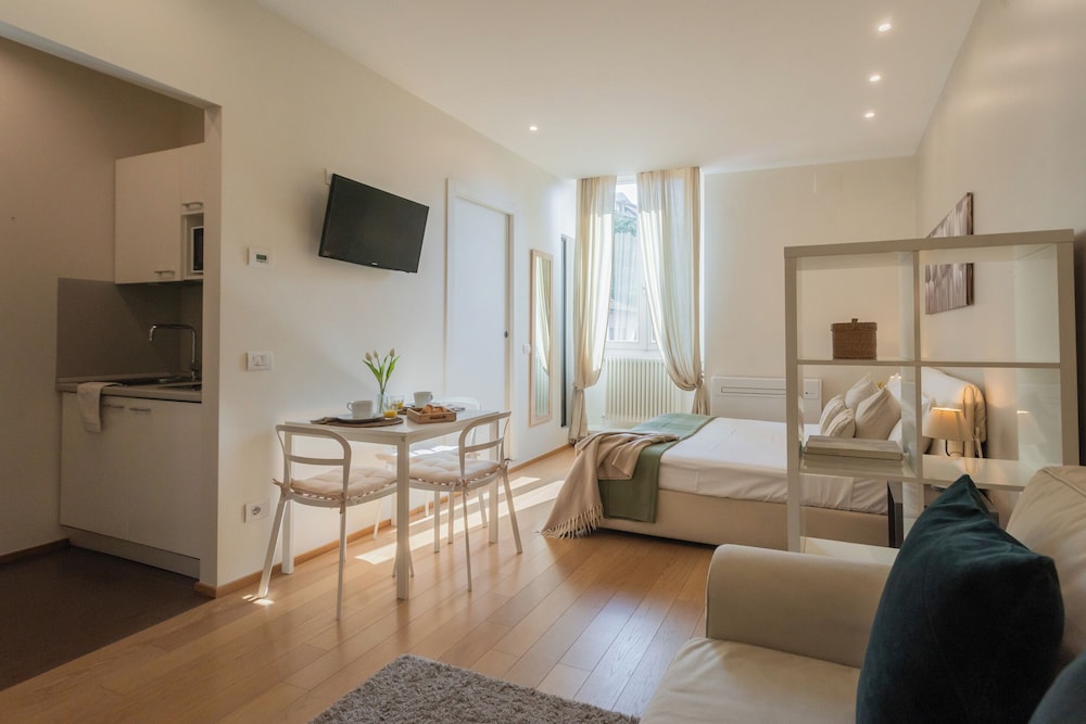 MT Studio by Rent All Como by Rent all Como