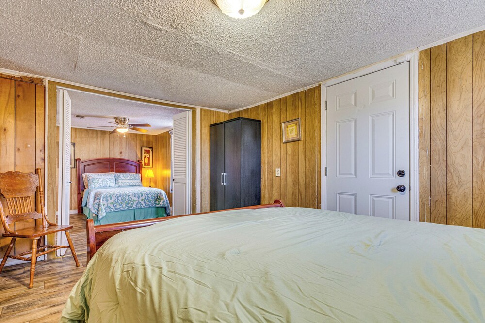 3 Mi to Lake Saracen: Pine Bluff Home w/ Grill!